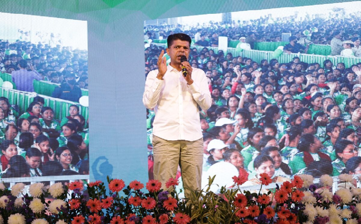 VK Pandian with crowd